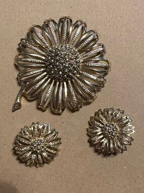 Sarah Coventry Gold Tone Flower Brooch and Earrings Set